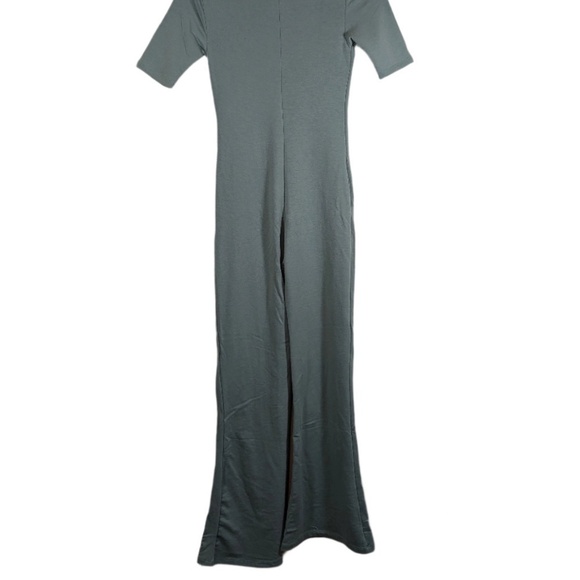 Boutique Sage Green Short Sleeve V-Neck Jumpsuit Juniors Medium - Picture 4 of 6